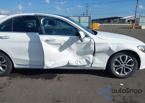 2016 Mercedes-Benz C 300 4Matic z USA, uszkodzony, nr VIN 55SWF4KB2GU136395